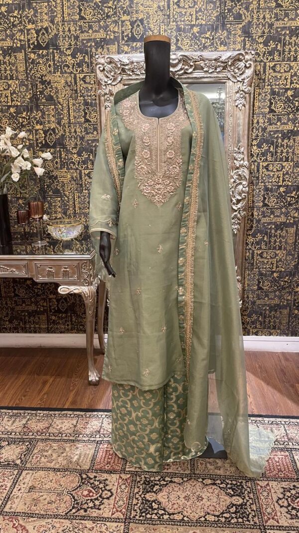 Tissue and brocade set